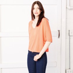 Plain v–neck crop t-shirt Flowy Bella 130 GSM